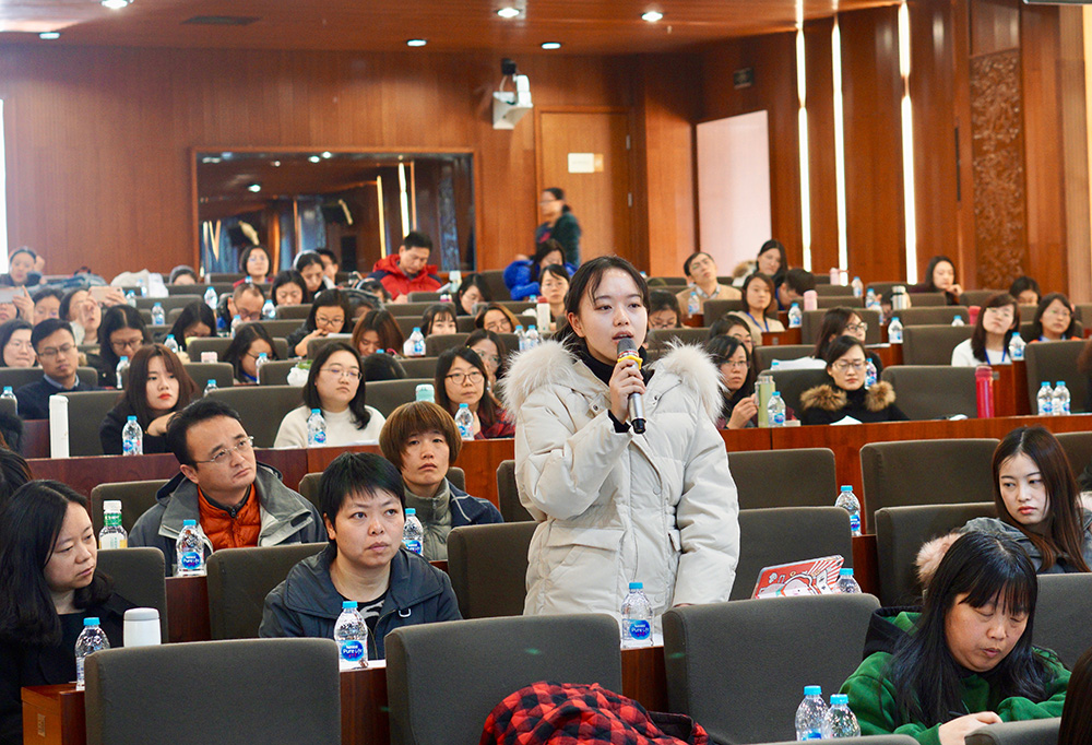 图10-与会教师发言 图10-与会教师发言