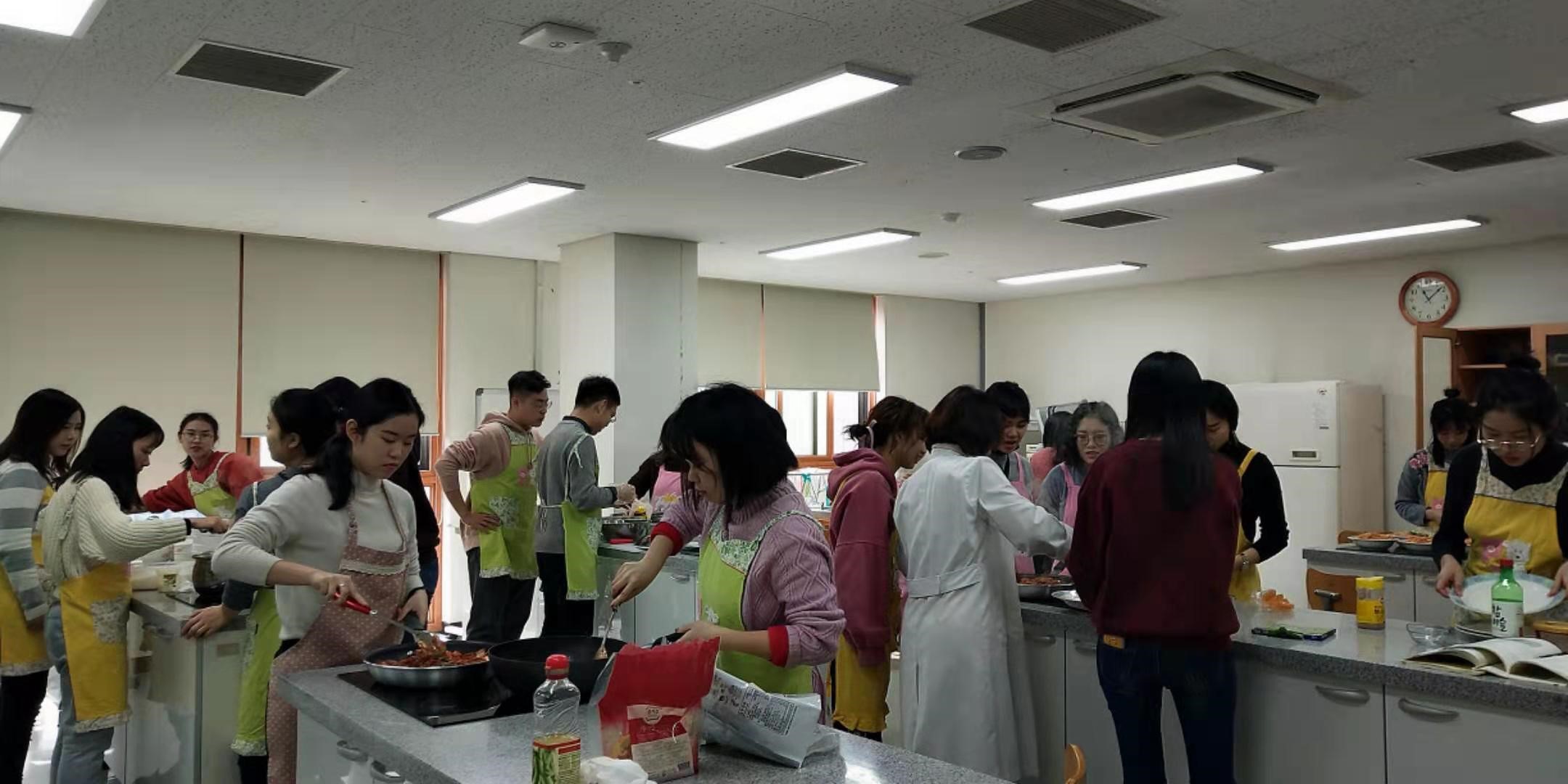 同学们一起动手做韩式料理 同学们一起动手做韩式料理