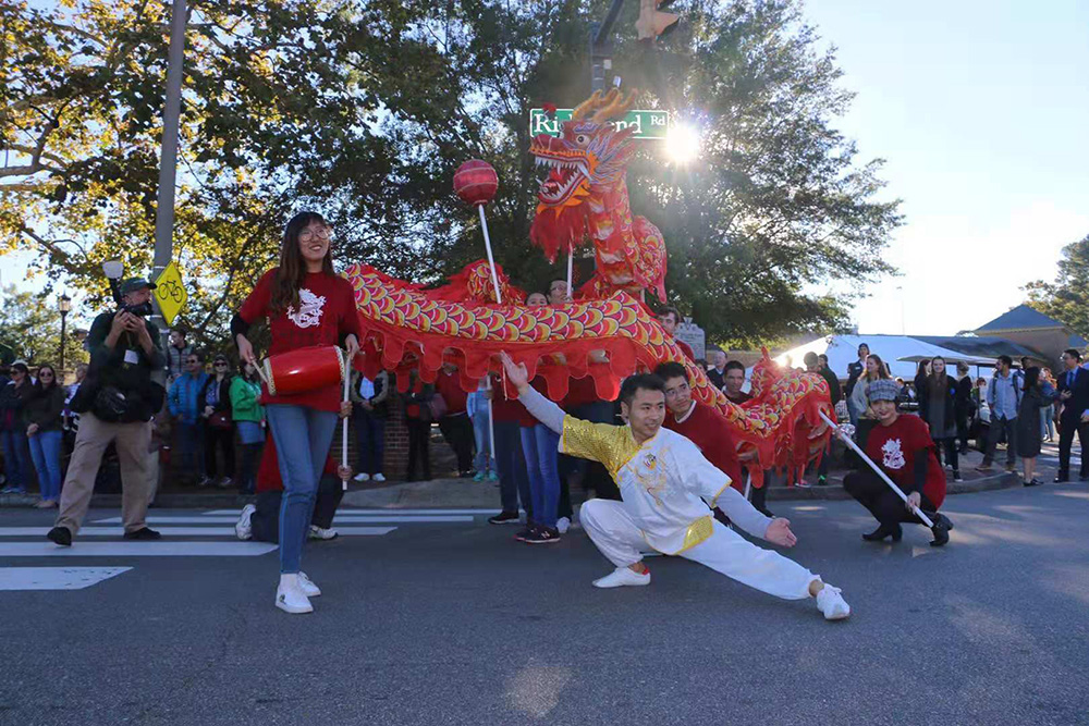 图4 舞龙团队表演合影 图4 舞龙团队表演合影