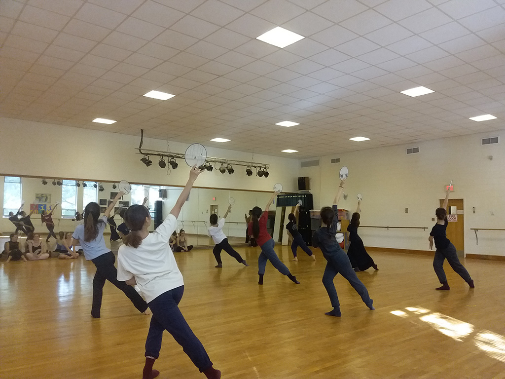 北师大舞蹈系为威玛师生做中国团扇工作坊 北师大舞蹈系为威玛师生做中国团扇工作坊