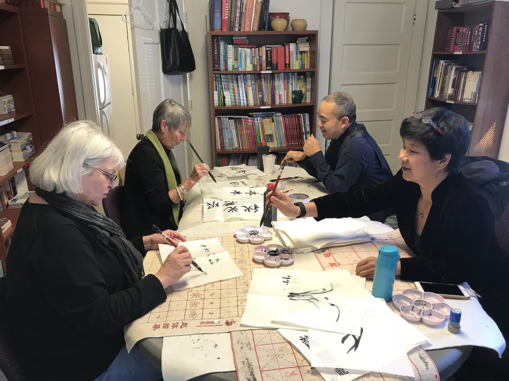 图5 当地社区居民学习写自己的中文名字 图5 当地社区居民学习写自己的中文名字