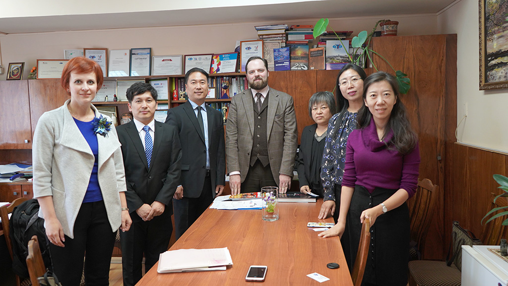 03 与莫斯科国际关系学院下属的国际经济学院院长Oleg教授会谈 03 与莫斯科国际关系学院下属的国际经济学院院长Oleg教授会谈