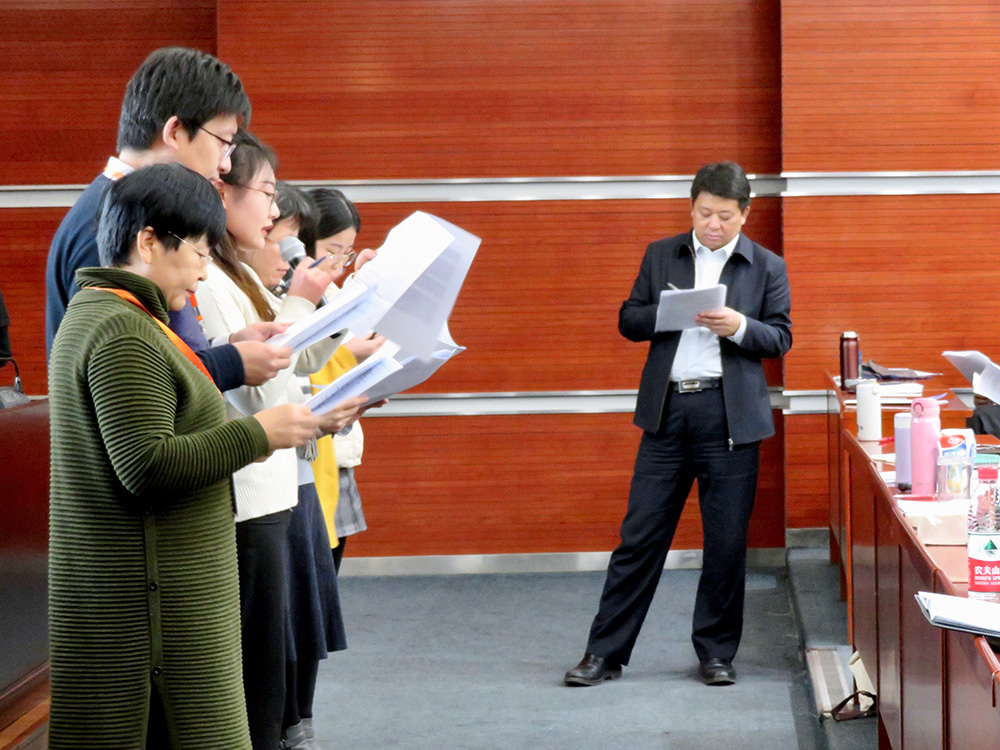 图7-与会教师分享小组讨论结果 图7-与会教师分享小组讨论结果