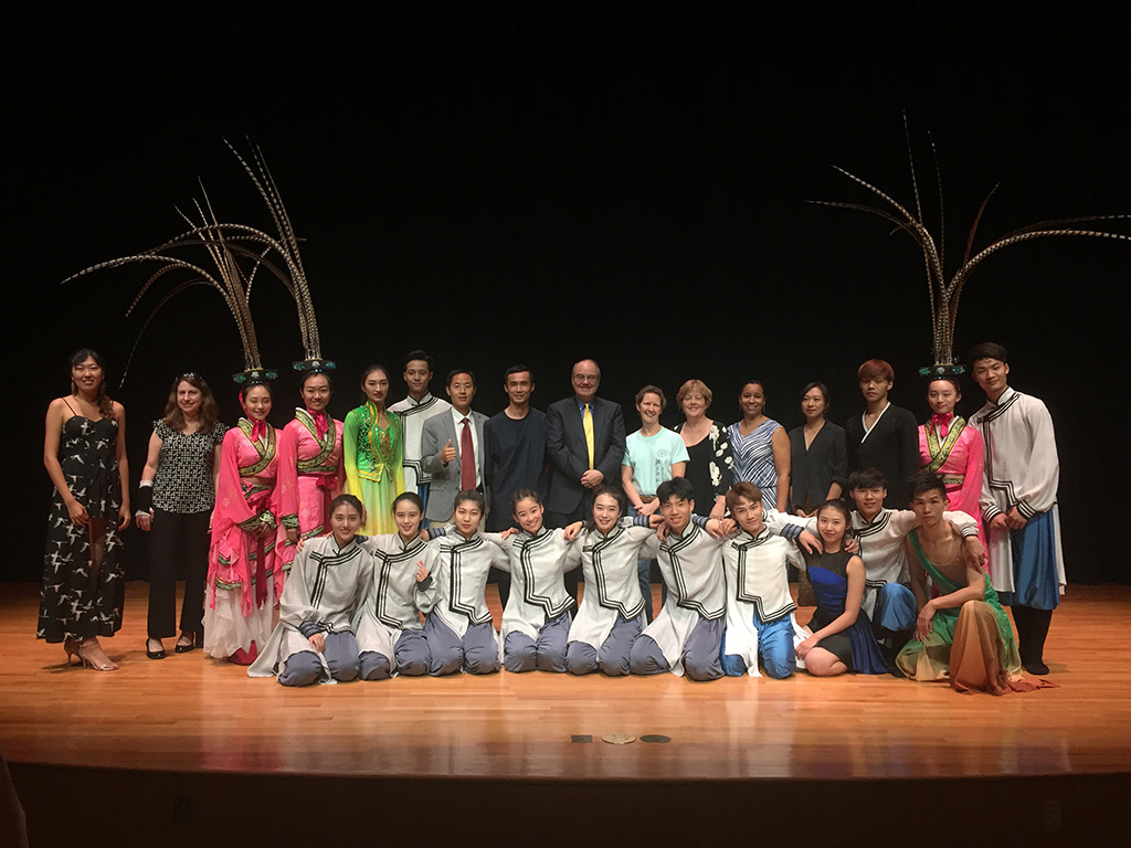 演出结束演职人员合影留念 演出结束演职人员合影留念