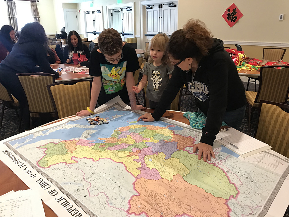 学生们驻足于中国地图前 学生们驻足于中国地图前