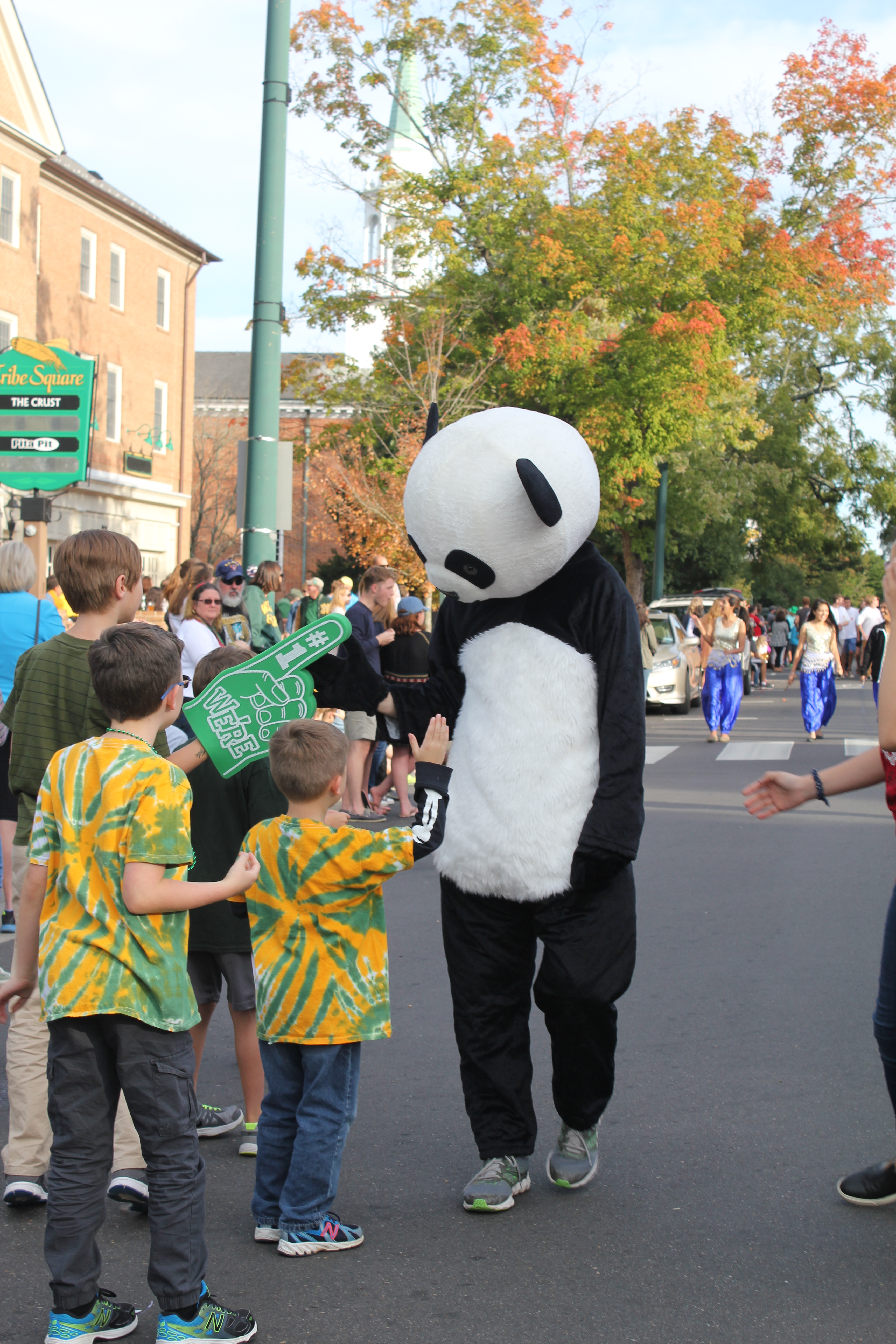 图三 Zach在校友返校日上扮成熊猫与小朋友亲切互动
