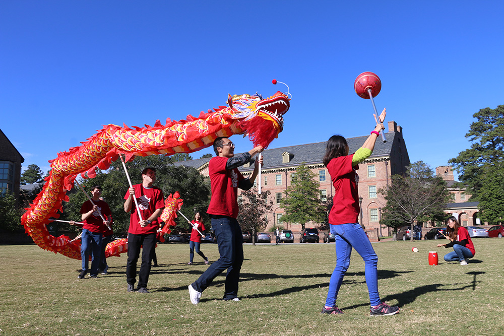 图2 舞龙团队进行准备和练习 图2 舞龙团队进行准备和练习
