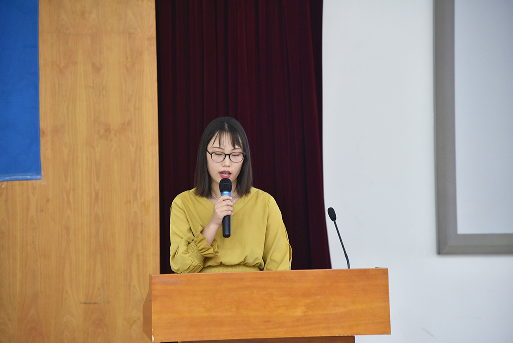 老生代表朱炳霖同学发言 老生代表朱炳霖同学发言