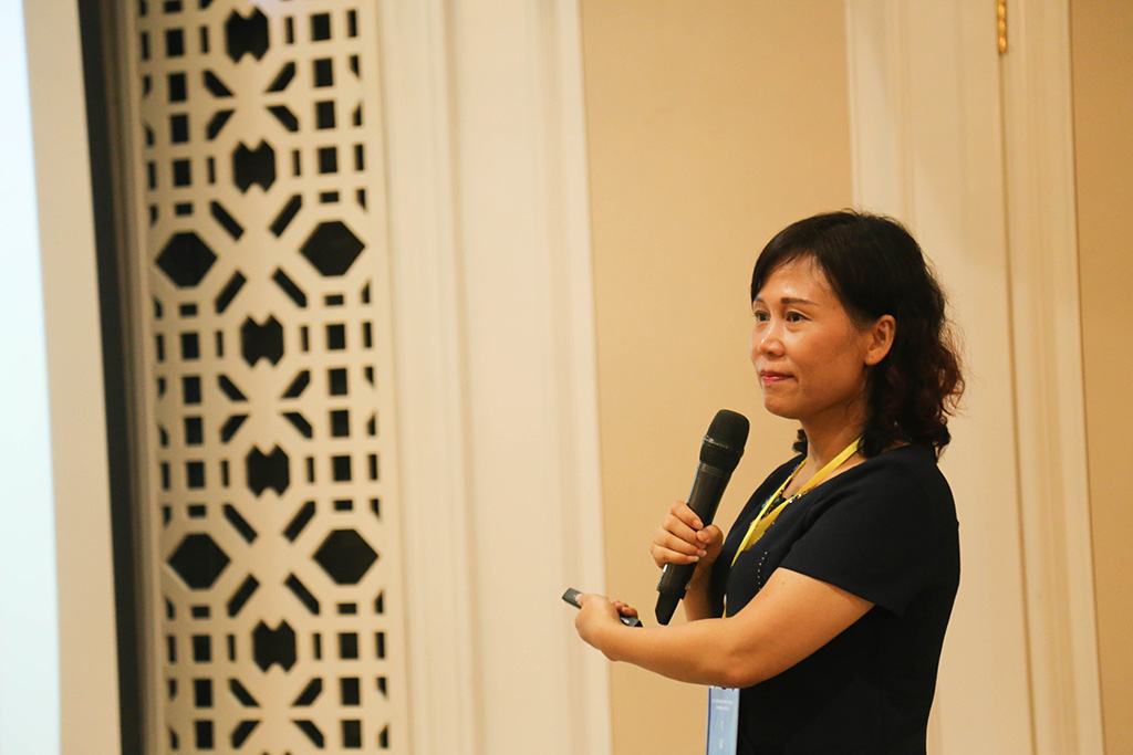 向东方老师作专题发言 向东方老师作专题发言