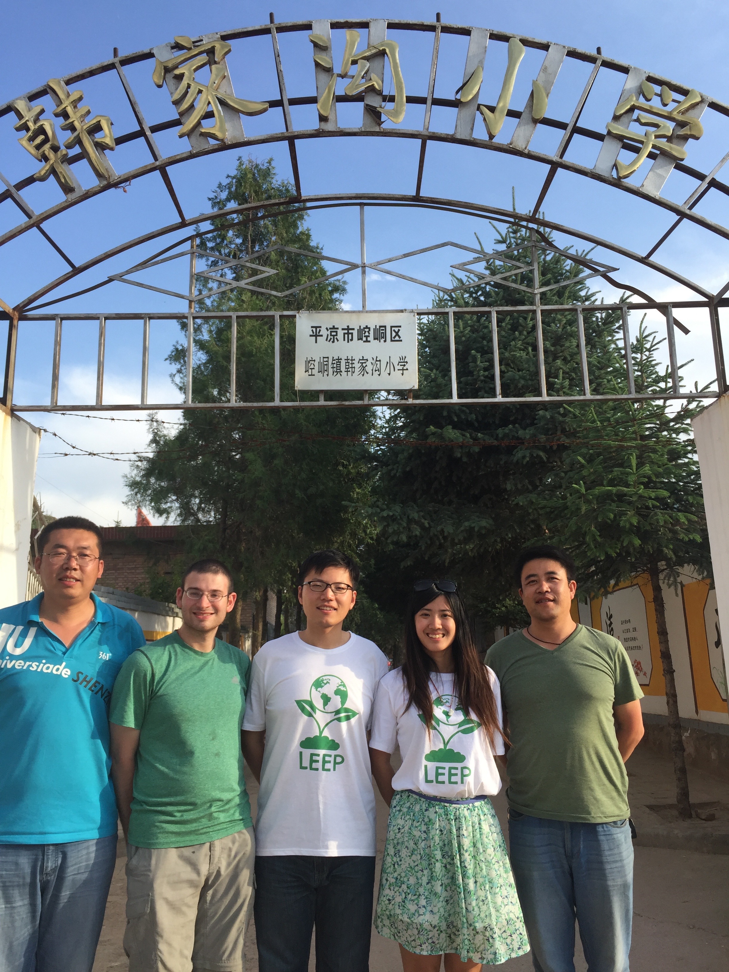 图二 Zach甘肃一行与小学校长合影 图二 Zach甘肃一行与小学校长合影